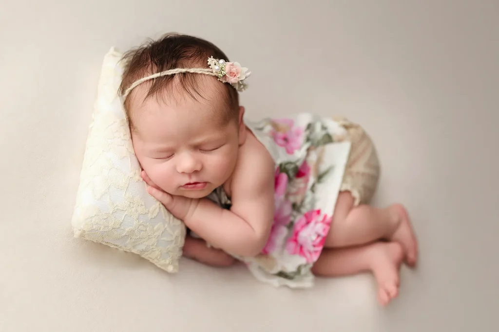 newborn shooting mit decke und kissen