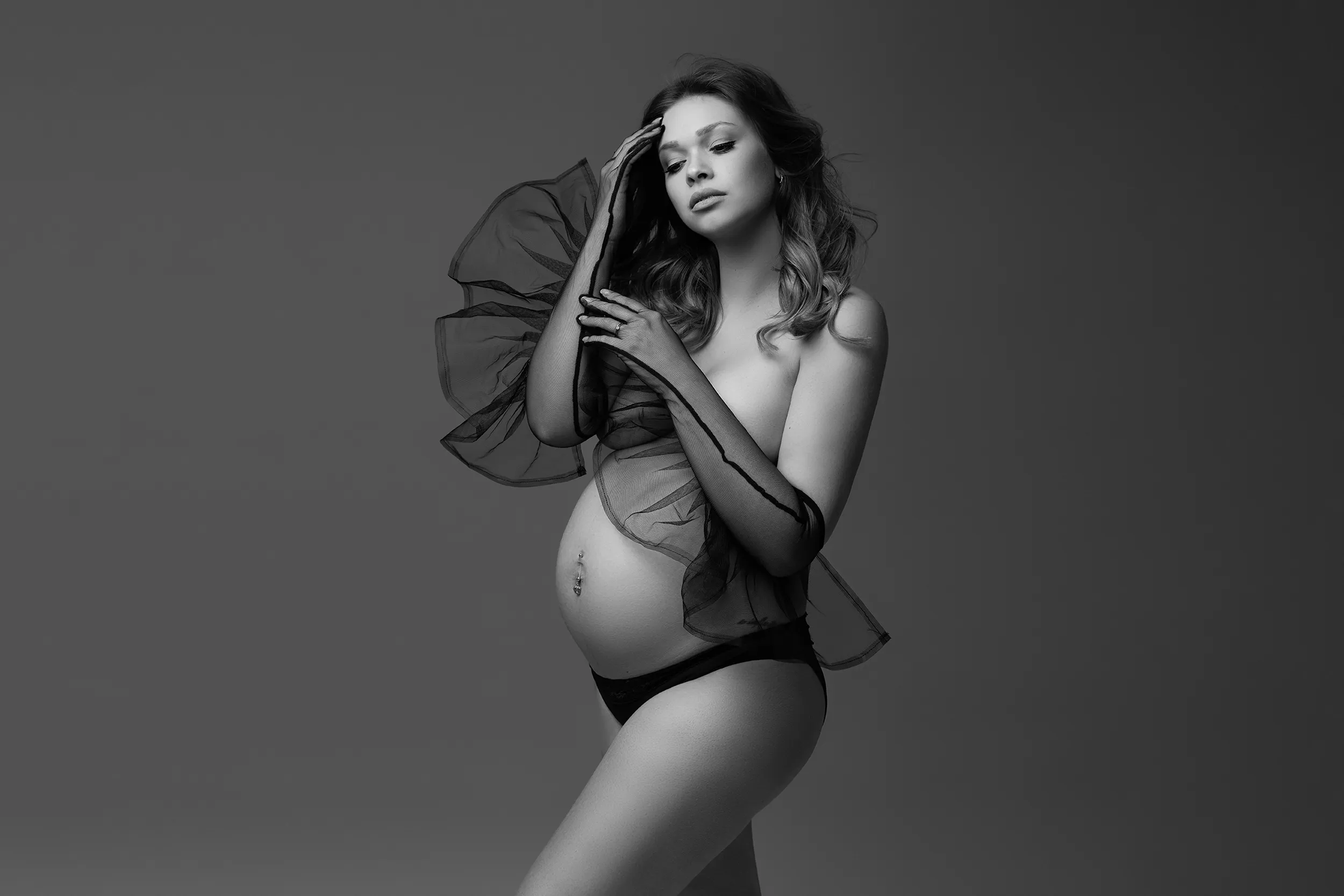 Babybauchfotografie ästhetisch in schwarz weiß bei Gießen