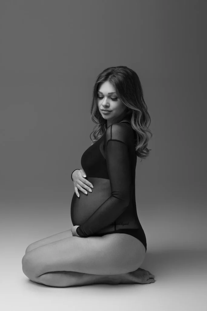Home | Katharina Herzen Fotografie in Nidda, Frankfurt, Gießen, Wiesbaden 22 babybauchshooting schwarz weiß studio sitzend