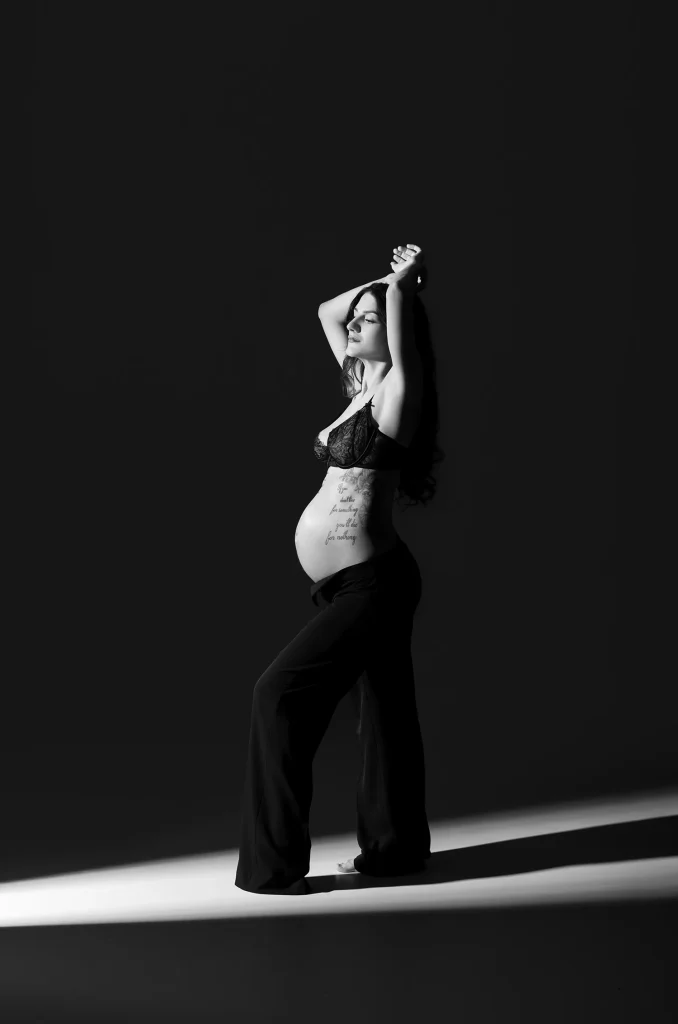 Home | Katharina Herzen Fotografie in Nidda, Frankfurt, Gießen, Wiesbaden 20 babybauchshooting mit licht und schatten