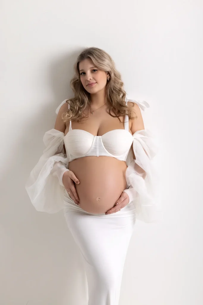 babybauchshooting mit weißem kleid studio