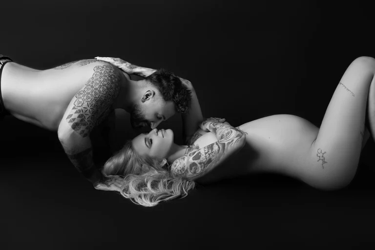 Babybauch Shooting im Studio – zeitlose Momente in Schwarz-Weiß