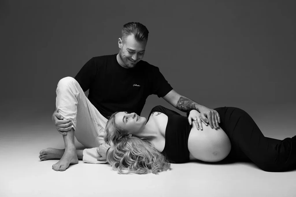 babybauchshooting liegend schwarz weiß