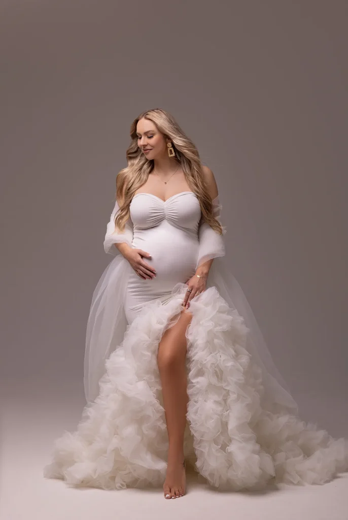babybauchshooting mit tüllkleid weiß