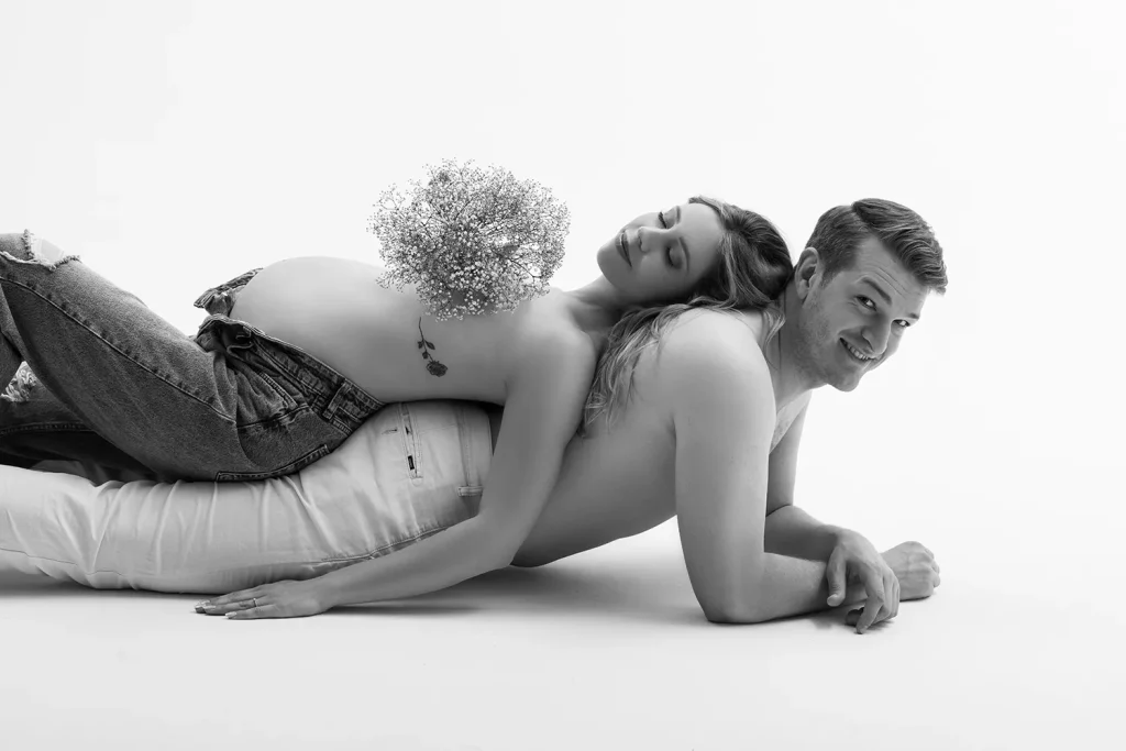 Home | Katharina Herzen Fotografie in Nidda, Frankfurt, Gießen, Wiesbaden 62 babybauchshooting mit bodenpose mit Partner