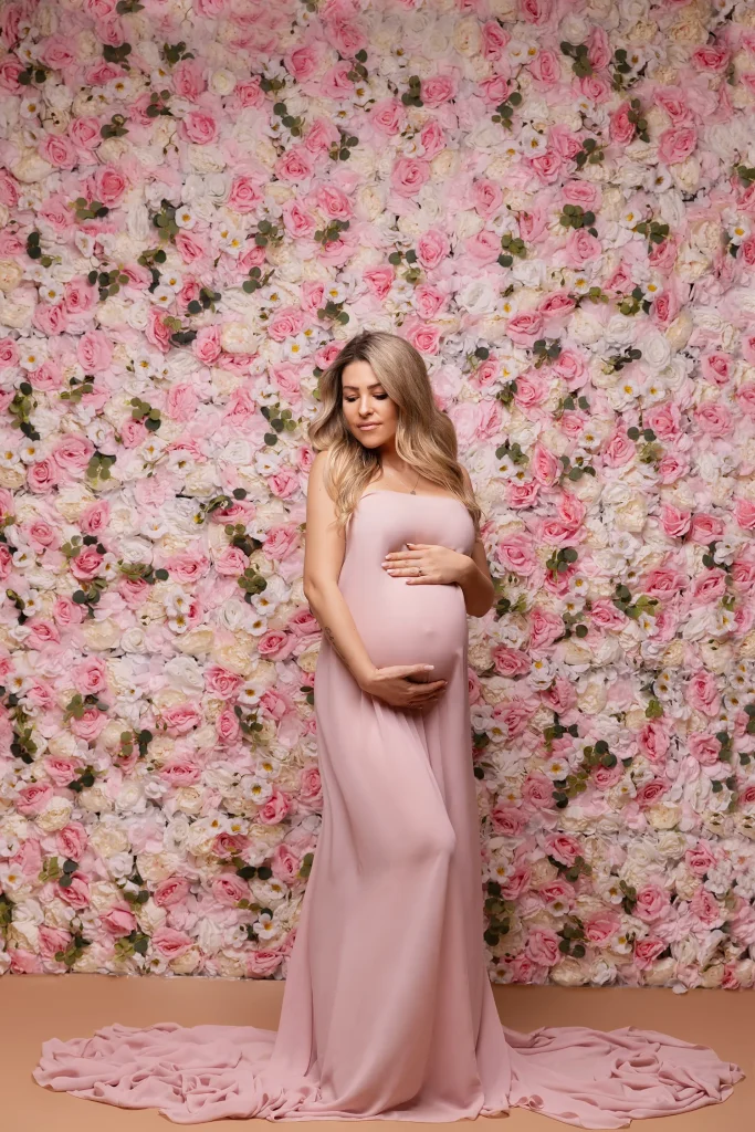 Home | Katharina Herzen Fotografie in Nidda, Frankfurt, Gießen, Wiesbaden 56 babybauchshooting mit blumen hintergrund