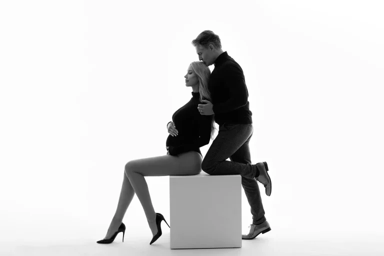 Babybauch Shooting mit Partner – gemeinsam die Vorfreude feiern