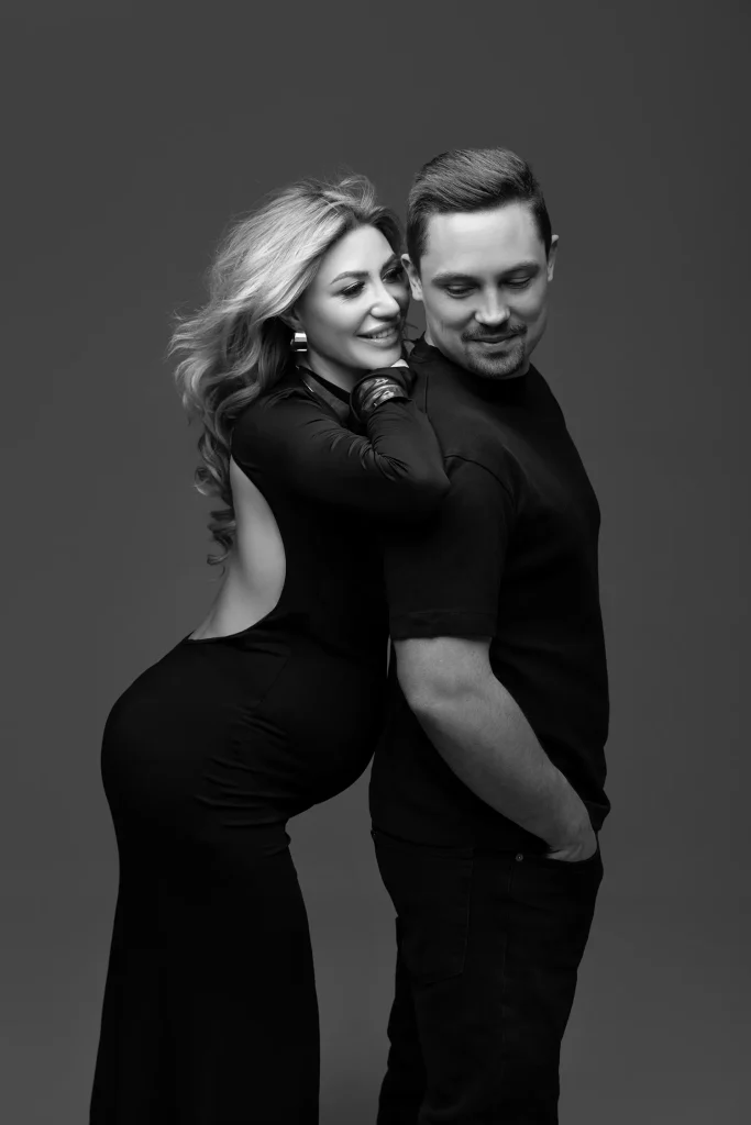 babybauchshooting schwarz weiß studio mit partner