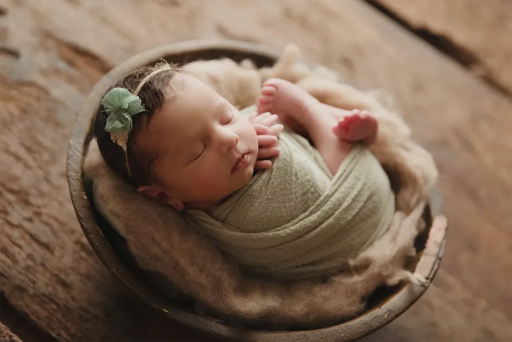 Home | Katharina Herzen Fotografie in Nidda, Frankfurt, Gießen, Wiesbaden 15 neugeborenenshooting mit korb in gießen