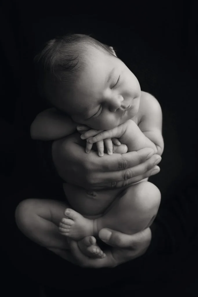 newborn shooting baby portrait schwarz weiß