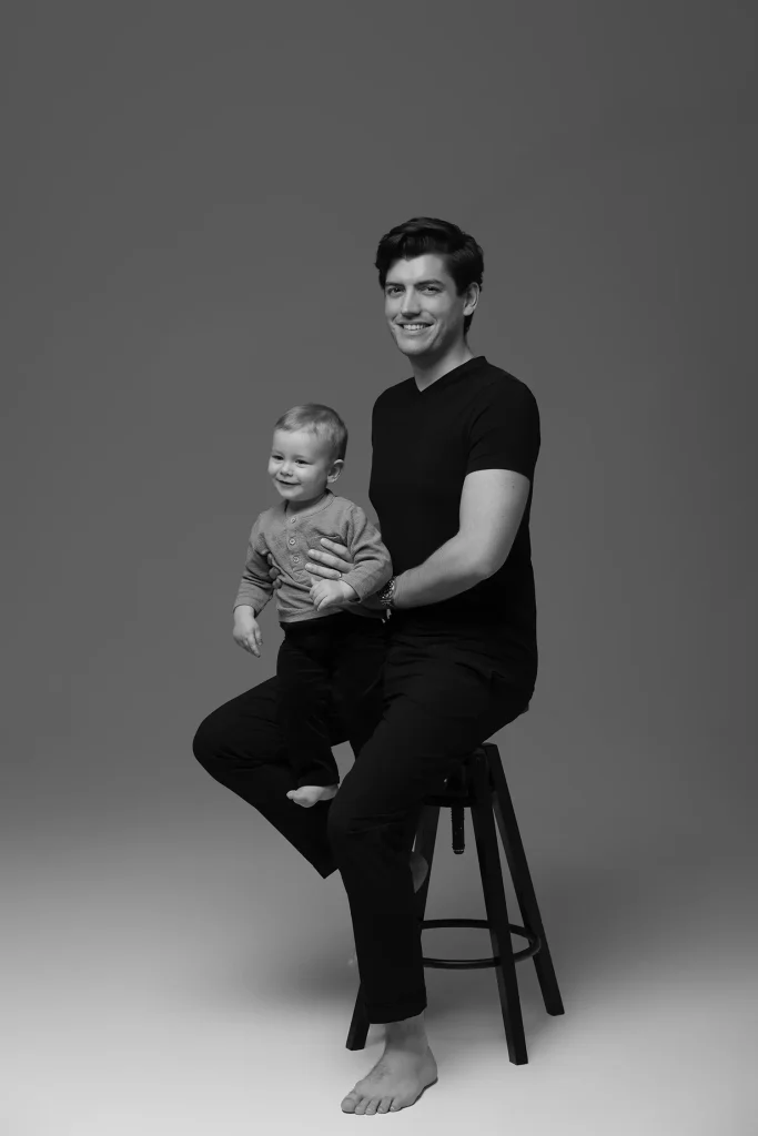 Familien-Shootings 26 Vater mit Kind sitzend beim familienshooting in Frankfurt