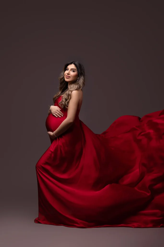 Home | Katharina Herzen Fotografie in Nidda, Frankfurt, Gießen, Wiesbaden 41 babybauchshooting rotes kleid studio