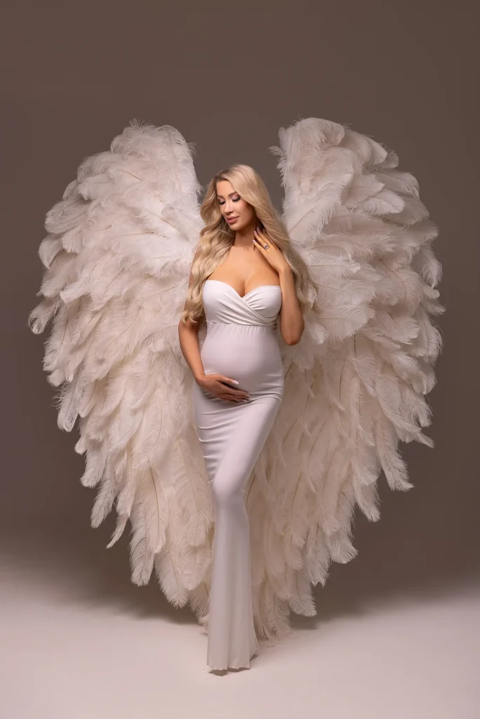 babybauchshooting mit flügeln studio