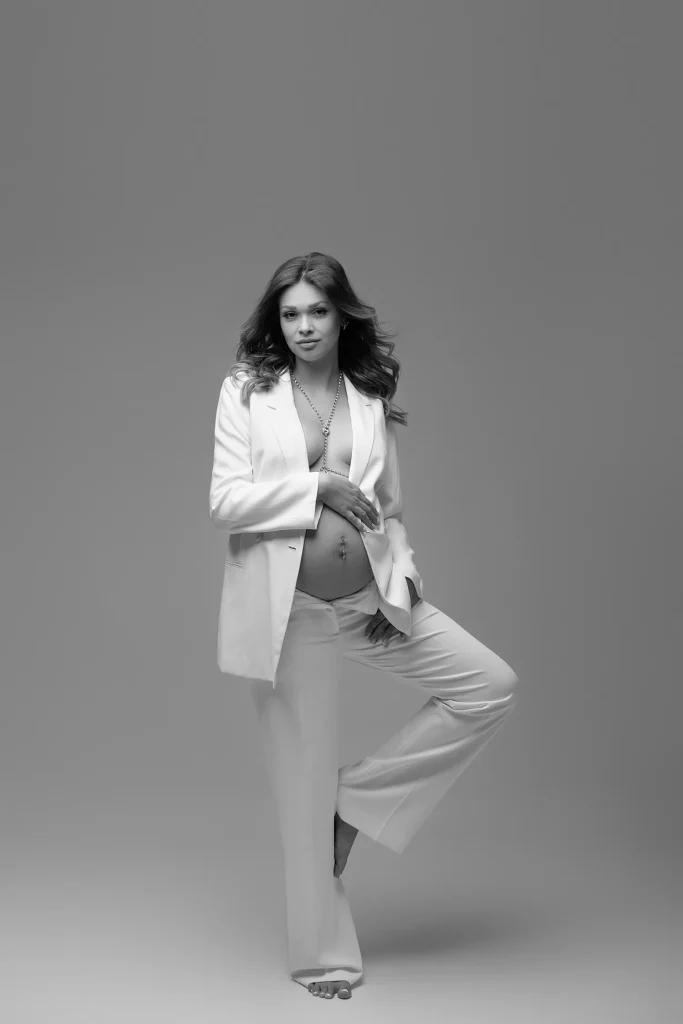 Babybauchshootings 3 babybauchfoto schwarz weiß studio