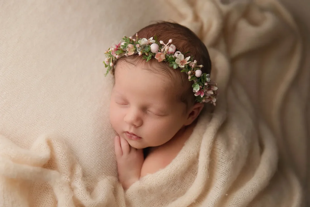 newborn shooting moderne fotografie mit blumenkranz