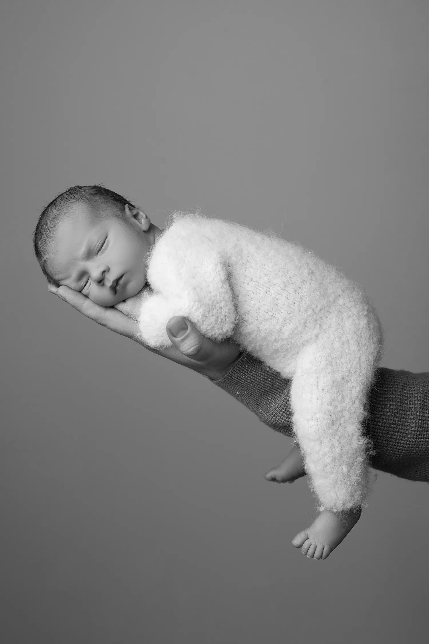 newborn shooting mit hand der eltern